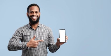 Bu cep telefonunu seviyorum. Gülümseyen Afrikalı adam beyaz ekranlı akıllı telefon gösteriyor.