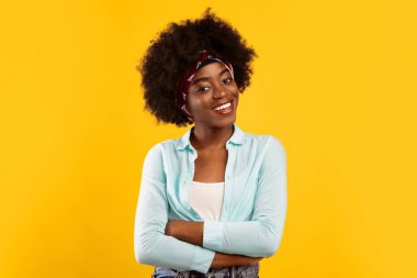 Pembe arka planda kameraya gülümseyen Çalı Afrikalı Milenyum Kadın portresi. 