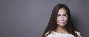 Biyometrik doğrulama. Çokgen maskesi yüzünde, kopya alanı ile panorama ile genç kadının yüz tanıma