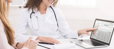 Kadın doktor kullanarak dizüstü bilgisayar ve elektronik tıbbi kayıt sistemi, hastaların sağlık ve kişisel bilgileri, okuma kopyalama alanı