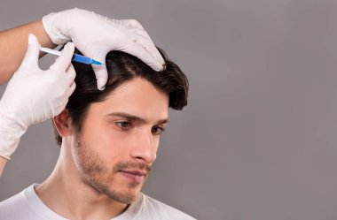 Saç dökülmesi sorunu olan adam kafa, gri arka plan, boş alan enjeksiyon alma