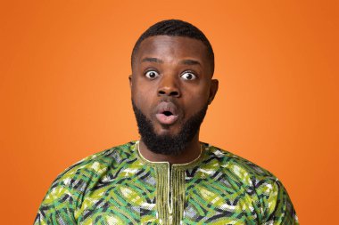 Hadi canım. Afallamış afro-amerikalı adam sarı arka planda ağzı açık.