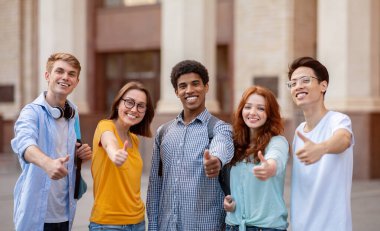 Çeşitli Öğrenciler Kameraya Gülümseyen, Kolej Eğitim Programlarının Dışarıda Kalmasını Onaylayan.