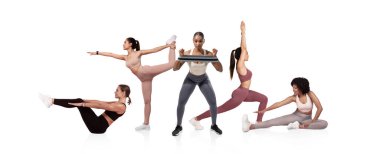 Beş kadından oluşan bir grup farklı egzersiz rutinlerine katılıyor, parlak ve minimalist kapalı alanda güç ve esneklik sergiliyorlar..