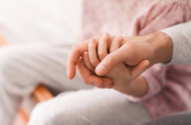 Küçük kızın babasının elini tutması, ev geçmişi, aile kavramı.
