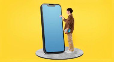 E-Öğrenme Uygulamaları Reklamı için Boş Ekran Şablonu ile Büyük Telefona Dokunan Genç Öğrenci, Sarı Stüdyo Geçmişi Üzerine Ders Kitaplarıyla Duruyor. Gadget Teklif. Kolaj