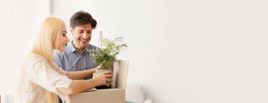 Neşeli bir çift, birbirlerine gülümserken karton bir kutudan saksıları dikkatlice açıyor. Yeni dairelerinin havadar bir havası var. Anı güzelleştiriyor. Boşluk.