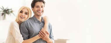 Apartman sahibi. Yeni Ev 'de neşeli bir çift kucaklaşıyor. Evinde Kucaklayan Sevgili Eşler, Boşluğu Kopyala