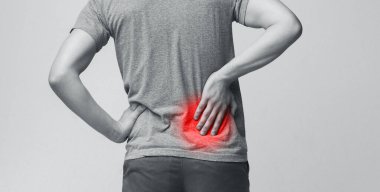 Böbrek ağrısı, ürolitiyazis hastalığı. Iltihaplı bel ile erkek vücudu, panorama