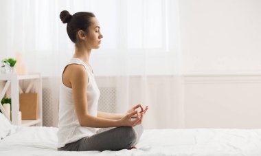 Sabah Meditasyonu. Kadın Uyandıktan Sonra Yatakta Yoga, Yan Görünüm, Boş Alan