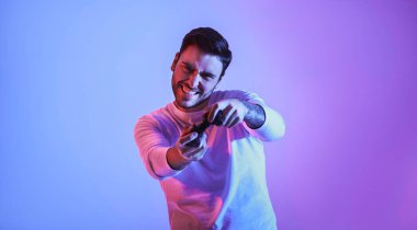 Oyun bahçeli mutlu adam çevrimiçi bir oyun oynuyor, Panorama