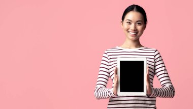 Gülümseyen Asyalı Kadın Siyah Ekranlı Dijital Tablet Tutuyor, Neşeli Koreli Genç Koreli Kadın Yeni Web Sitesi veya Uygulaması Tavsiye Ediyor, Pembe Arkaplanda Duruyor, Kopya Boşluğu Olan Model Resim