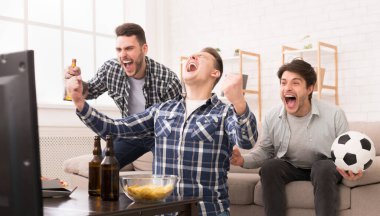 Kazanan. Heyecan arkadaşlar futbol izliyor ve evde favori takım için tezahürat