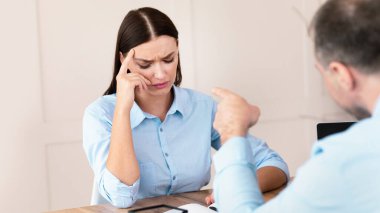 İş yerinde cinsiyet ayrımcılığı. Patron ofis işçisi kıza bağırıyor ve onu işyerinde otururken kovmakla tehdit ediyor. Seçici Odaklanma