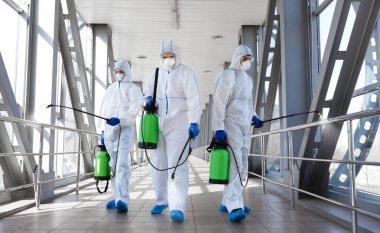 Coronavirus kontrolü. Koruyucu giysiler içindeki profesyonel virüs uzmanları dezenfekte için hazır, covid-19, dünya salgını