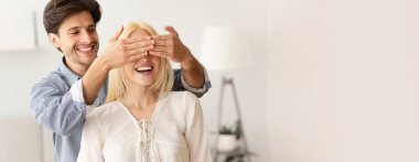 Rüyalar gerçek olur kavramı. Koca, yeni evlerini göstermeden önce kadının gözlerini kapar, Boşluğu Kopyala