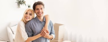 Yeni Ev 'e taşınıyorum. Mutlu Genç Çift Paketli Kutuların Arasında Poz Veriyor. Boş Boşluk