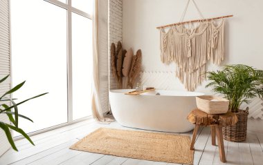 Banyo İç Tasarımı. Beyaz Küvet, Panoramik Pencereler, Kırsal Dekorasyonlar ve Kapalı Yeşil Bitkiler ile Sıcak ve Boş Modern Banyo Arkaplanı