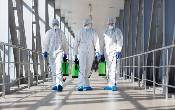 Люди в защитных защитных костюмах, несущие бочки, патогенные респираторные карантинные коронавирусы концепции, копировальное пространство
