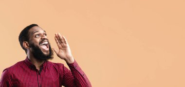 Duyuru yapıyorum. Zenci adam el ele tutuşuyor, sarı arkaplanda fotokopi odasında çığlık atıyor.