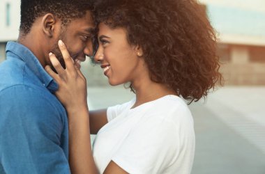 Birlikte mutlu. Sakin çift zevkle birbirlerine bağlanma