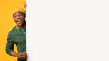 Güzel teklif. Heyecanlı Siyahi Adam Boş Beyaz Reklam Kurulu, Neşeli Afrikalı Amerikalı Hippi Adam Tasarımınız için Beleş Kopya Alanlı Büyük Pankart Gösteriyor