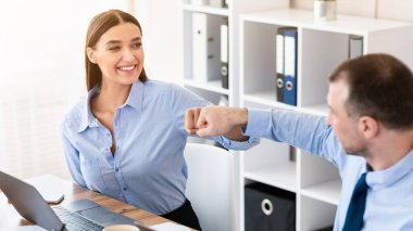 Modern Ofiste Oturarak İş Başarı Kutlaması Yapan İki Meslektaşın Yumruğu. Seçici Odaklanma