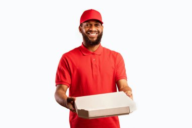 Afrikalı kurye, sarı arka plandaki stüdyoda pizza kutusu teslim ediyor. Pizzacı Teslimat Servisi.