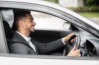 Orta Doğulu genç iş adamı yeni bir araba kullanıyor, ofise gidiyor, dışarıdan çekiliyor, yandan bakıyor. Yakışıklı, başarılı bir Arap menajer. İyi bir günün ardından eve gidip yola bakıyor ve gülümsüyor.