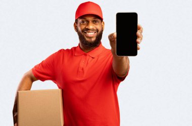 Afrikalı Kurye, Beyaz Ekran Tutma Kutusu Tavsiye Hizmeti ve Çevrimiçi Sarı Arkaplan Alışveriş Uygulaması ile Akıllı Telefon Gösteriyor