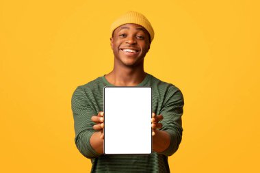 Beyaz Ekran ile Dijital Tablet Gösteren neşeli Siyah Hippi Adam, Yeni Uygulama Öneren Afro-Amerikalı Adam Ya da Sarı Arkaplan Üzerinde İzole Dururken Web Sitesi, Boşluğu Kopyala