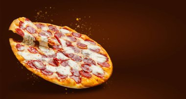 Boş alan ile koyu arka plan üzerinde peynir ve salam lezzetli pizza uçan