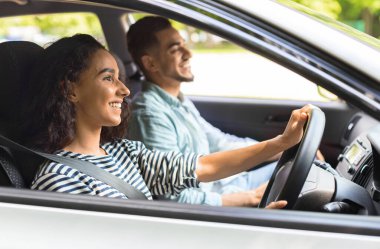 Genç esmer kadın araba kullanıyor, kocasıyla araba gezisi yapıyor, yandan bakıyor, dışarıdan vurulmuş. Yakışıklı Arap adam güzel kız arkadaşına araba kullanmayı öğretiyor, birlikte vakit geçiriyorlar.