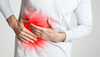 Tıbbi konsept. Karaciğerdeki ağrı kırmızıyla vurgulanır.