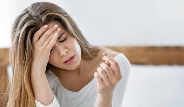 Aile sorunları, ayrılık ve karantina sırasında boşanma. Üzücü milenyum bayanı ağlıyor, avuçlarını birbirine bastırıyor ve evlilik yüzüğünü tutuyor. Minimum yatak odasının iç kısmında oturuyor. Kapalı, serbest alan.
