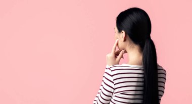 Pembe arka planda duran ve seçenekleri değerlendirirken Chin 'e dokunan düşünceli genç esmer kadının ilgi alanıyla fotokopi çekmesine şöyle bir göz atalım.