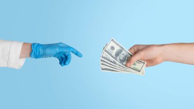 Tanımlanamayan hasta, doktorlara plastik eldivenli para veriyor.