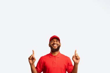 Teslimat işçisi. Kurye, sarı arka planda Nakliye Servisi Pozisyonunu Öneren Serbest Alan 'ı İşaret Ediyor. Stüdyo Çekimi