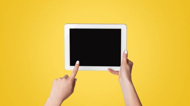Milenyum kadını arka planda boş tablet cihazına dokunuyor, kapat. Tasarım için boşluk