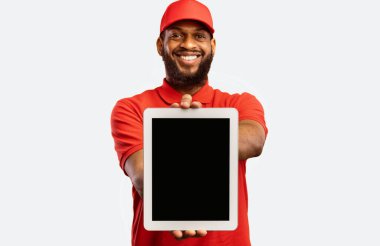 Neşeli Teslimatçı Dijital Tablet Boş Ekran Tavsiyesi Veren Posta Kurye Servisi Sarı Arkaplanda Duruyor. Model