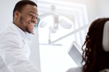 Stomatolojik tedavi. Siyah Diş Hekimi Diş Hekimi, Diş Hekimliği Kliniği 'nde Kadın Hasta Telafi Etme, Profesyonel Afro-Amerikan Stomatolojist Diş Hekimliği, Yakın Çekim