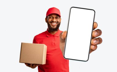 Zamanında teslimat konsepti. Kurye Adam Saati ve Paket Kutusu Sarı Stüdyo Arkaplanı 'nın üzerinde duruyor. Panorama