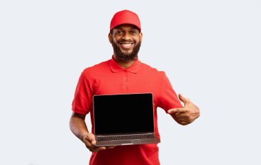 Teslimat servisi. Sarı Stüdyo Reklam Servisi 'ndeki kameraya gülümseyen boş ekranlı Kurye Tutucu Laptop. Model