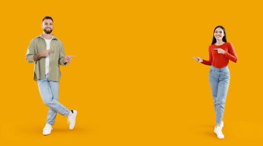 Mutlu bir çift birlikte parlak sarı bir arka planda durur ve şakacı bir şekilde aralarındaki kopyalama alanını gösterir. Neşeli ifadeleri beraberlik ve sevgi dolu bir anı yansıtıyor..