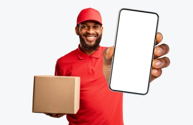 Zamanında Kurye Servisi. Teslimatçı Çocuk Saati ve Karton Kutuyu Sarı Arkaplanda Stüdyoda Durduruyor.