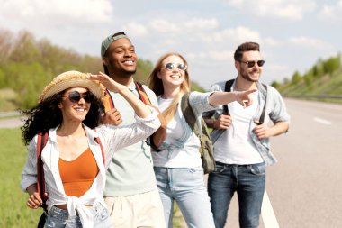 Bir grup mutlu milenyum arkadaşı yol kenarında durur, yaz tatilinde otostop çeker, kır tarafına gider, dışarıda arabayı durdurur. Seyahat ve turizm, heyecan verici seyahat konsepti