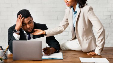 İş yerinde cinsel taciz. Bayan patron, erkek sekreterini ofisinde taciz ediyor.