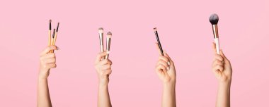 Pembe arka planda çeşitli makyaj fırçaları, yakın görüş. Kolaj. Panorama