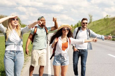 Yol kenarında duran bir grup genç, otostop yaparak arabayı durduruyor, yolculukta eğleniyor, fotokopi çekiyor. Çok ırklı arkadaşlar yaz macerasının tadını çıkarıyor, otostop ile seyahat ediyorlar.