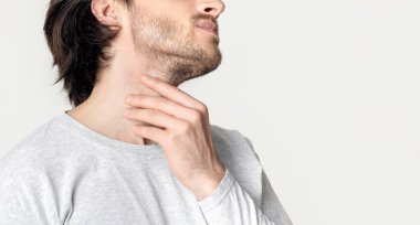 Boğazı ağrıyan adam acı çekiyor, kesilmiş, panorama